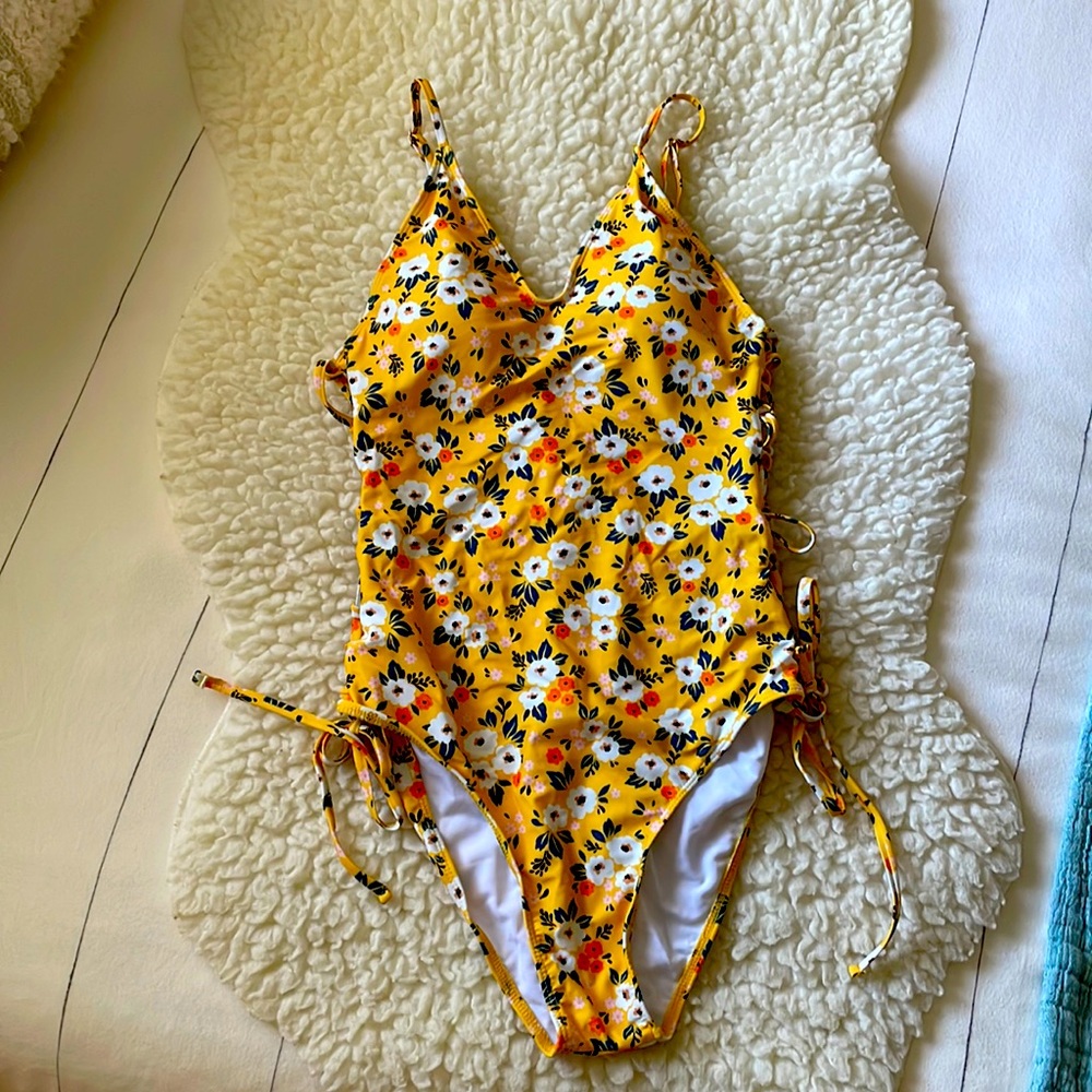 Yellow floral one piece 💛